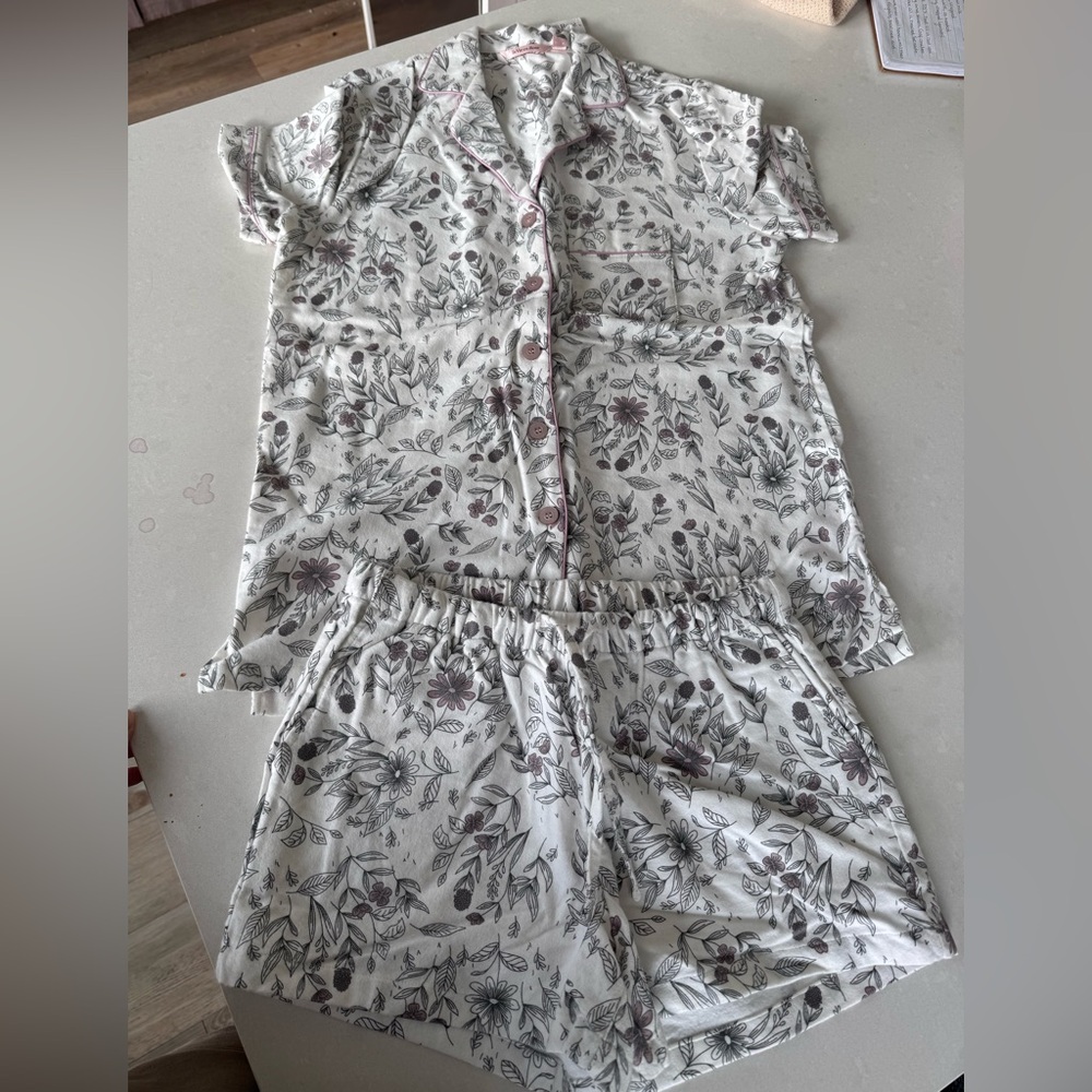 La Vie en Rose Women's white and lilac Floral Print PJ’s